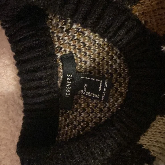 Like new, Argyle sweater Forever 21. SMALL - Picture 2 of 4